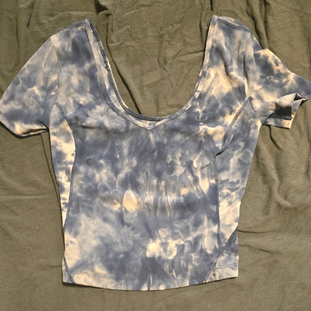 Lululemon Athletica Blue and White Crop Top Short Sleeve Fitted